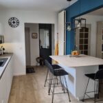 Renovision & Services - réalisation de travaux avant installation de cuisine par un cuisiniste. Image d'une cuisine spacieuse et fonctionnelle, tout équipée. Couleurs pastel et beige